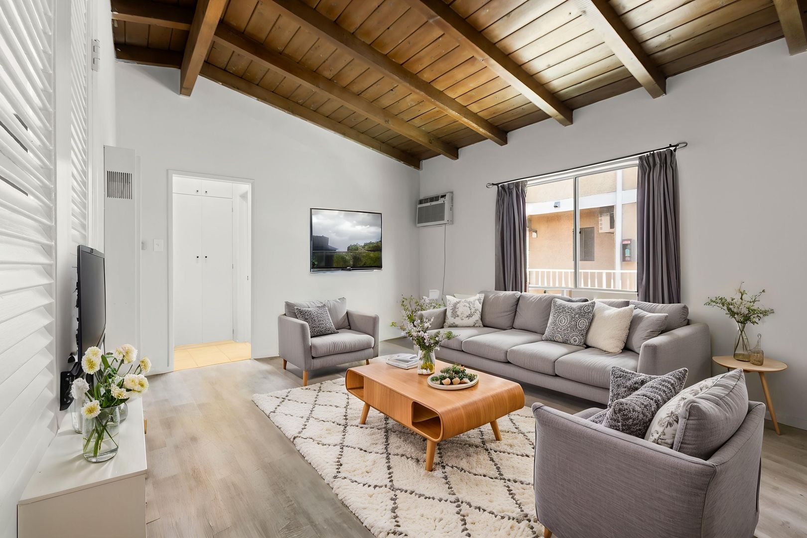 North Hollywood Apartment: 6725 Laurel Canyon Blvd