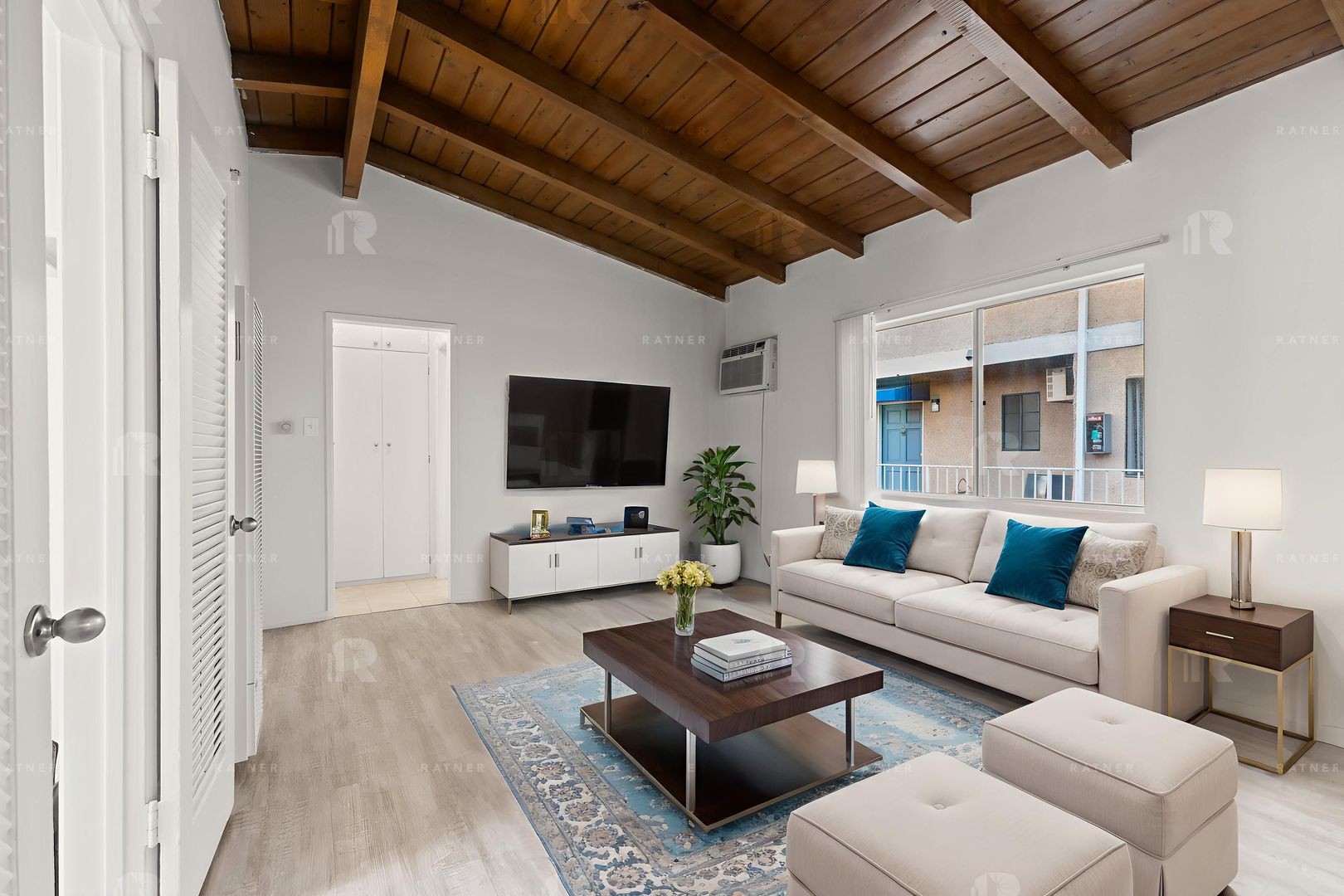 North Hollywood Apartment: 6725 Laurel Canyon Blvd