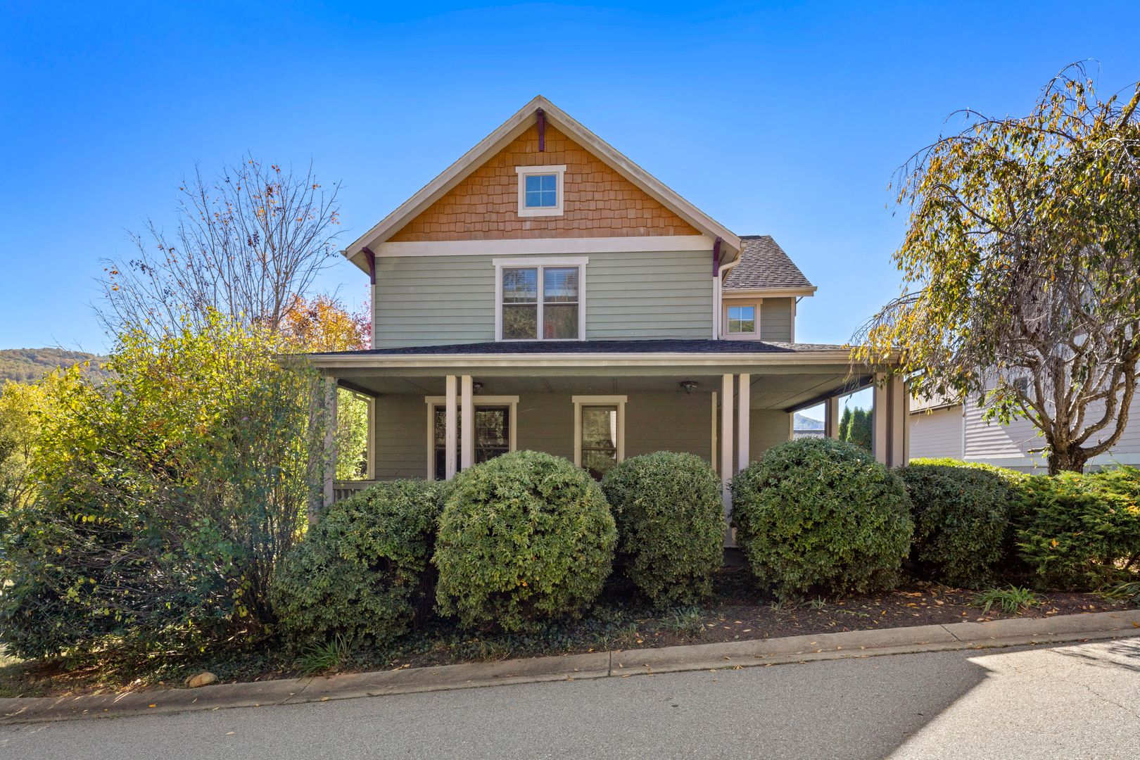 Asheville House: 2 Veranda Trail