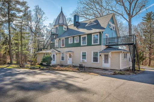 Two-Level Apartment in 1920's Queen Anne-style House – photo 1