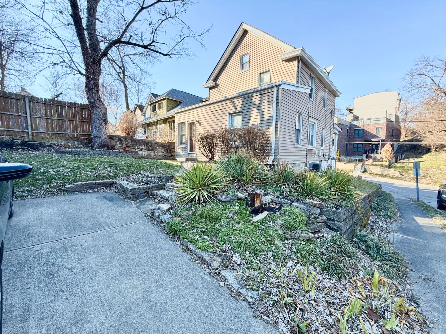 Cincinnati Apartment: 1719 William Howard Taft Road