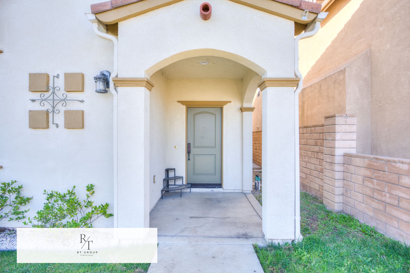 Corona Condo: 469 Niagara Ct