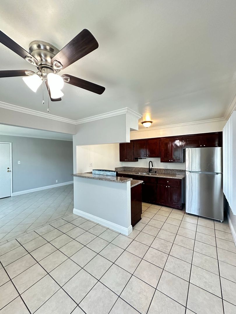 Long Beach Apartment: 445 Bonito Ave.
