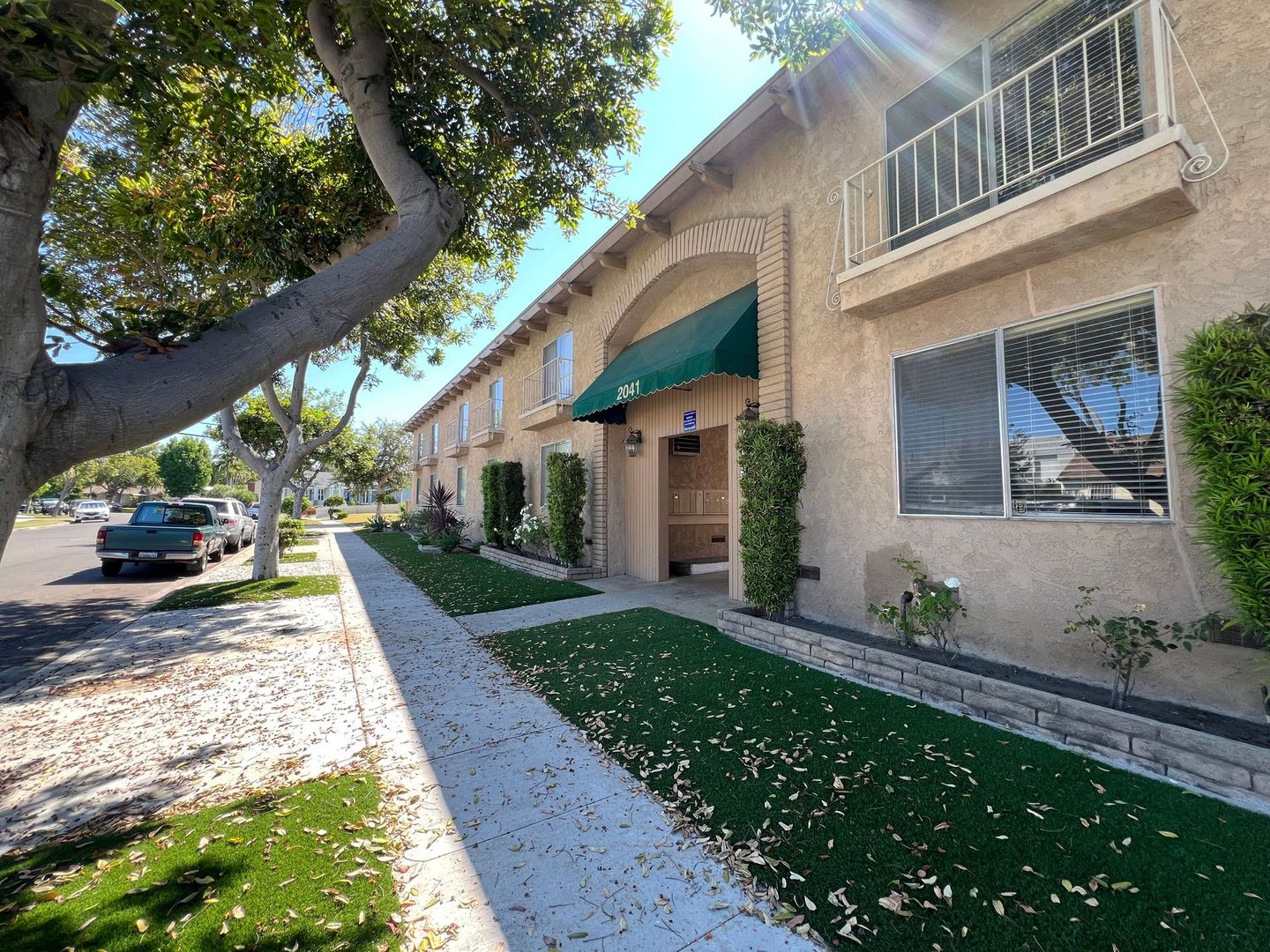 Long Beach Apartment: 2041 San Anseline Ave.