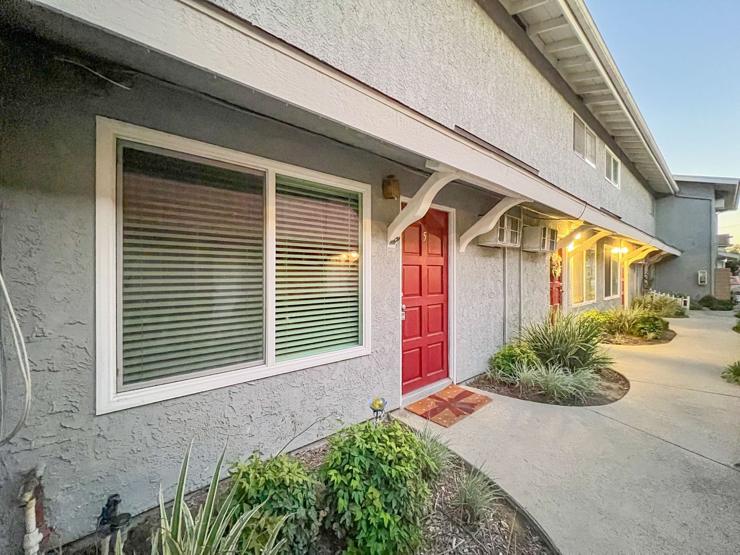 Los Alamitos Apartment: 3591 Howard Ave.