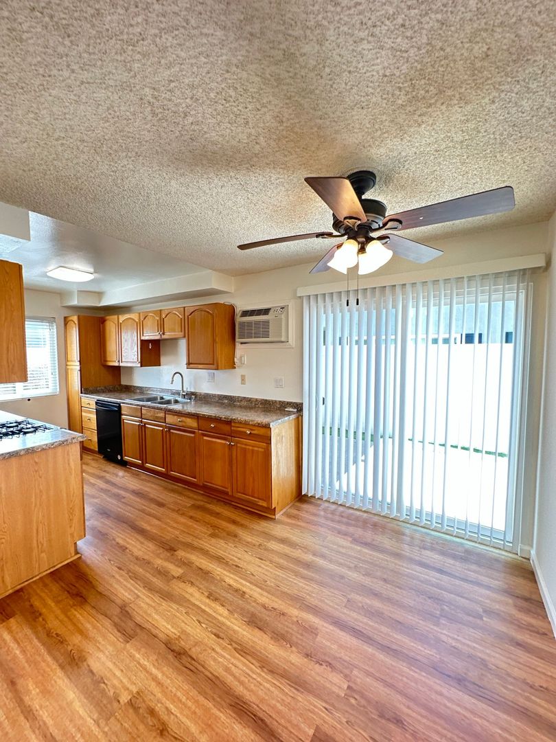 Los Alamitos Apartment: 3701- 3711 Green Ave.