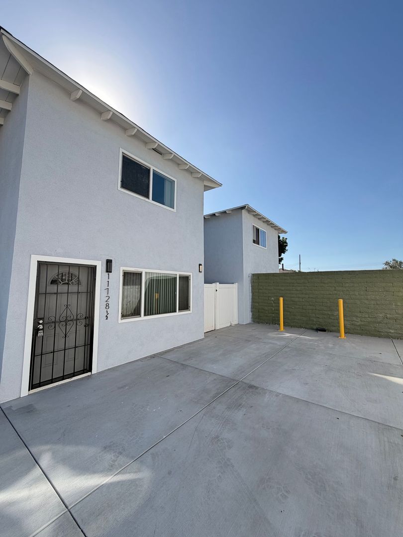 LAKEWOOD Apartment: 11720 - 11728 E. 215TH ST