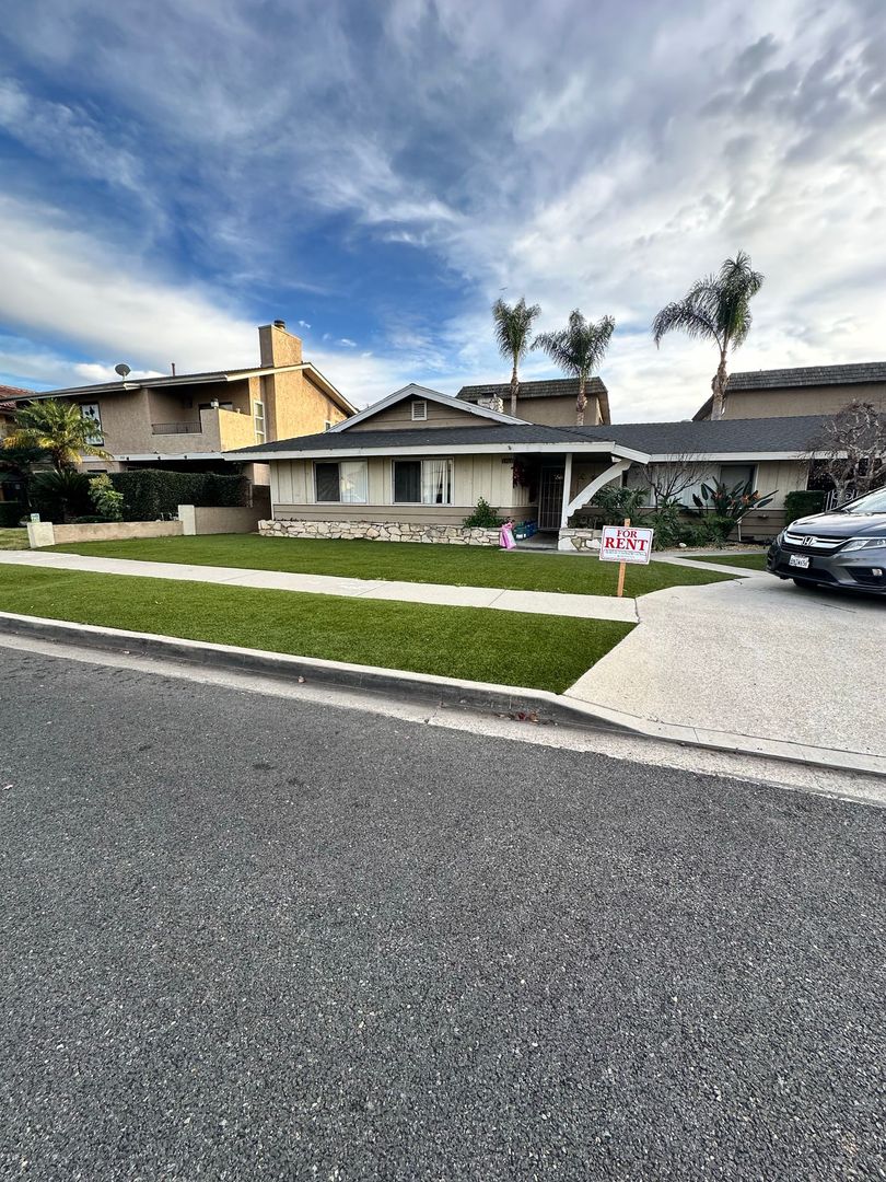 Los Alamitos Apartment: 3742-3758 Howard Ave