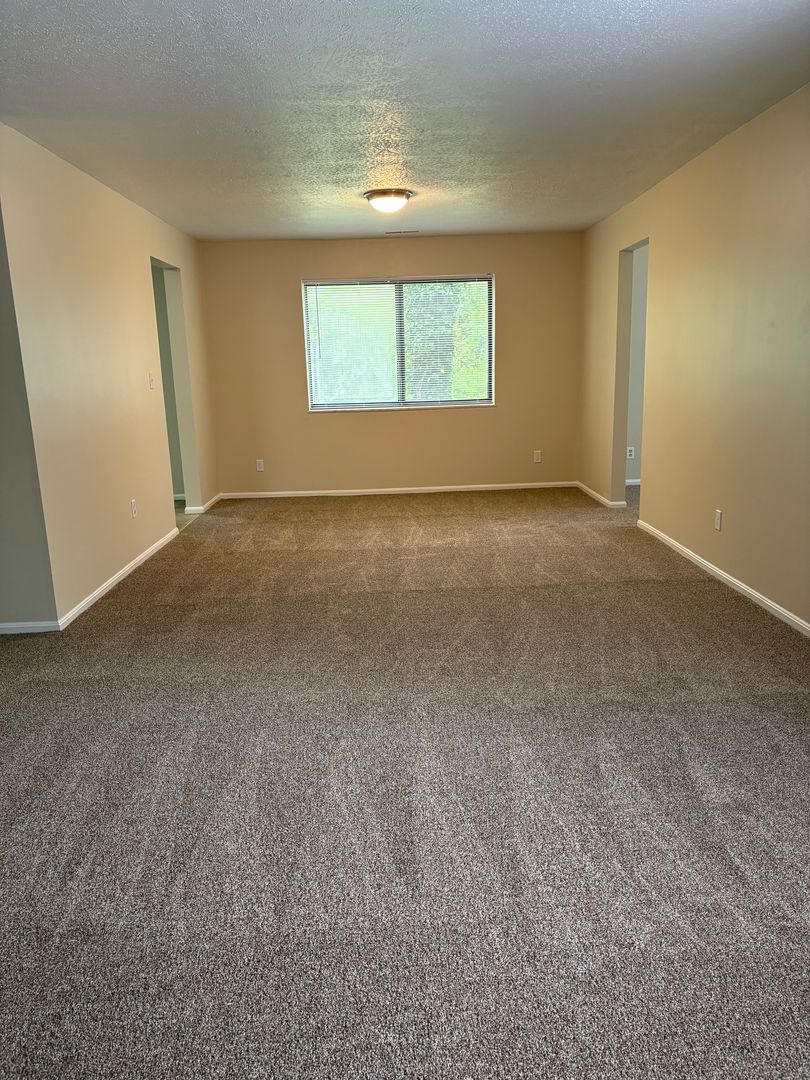 Youngstown Apartment: 4000 Logan Gate