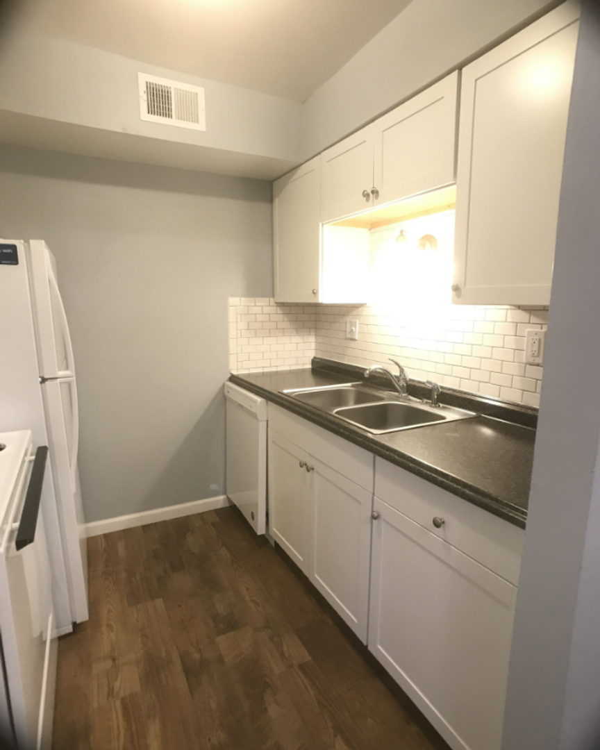 Edwardsville Apartment: 1010 Enclave Blvd