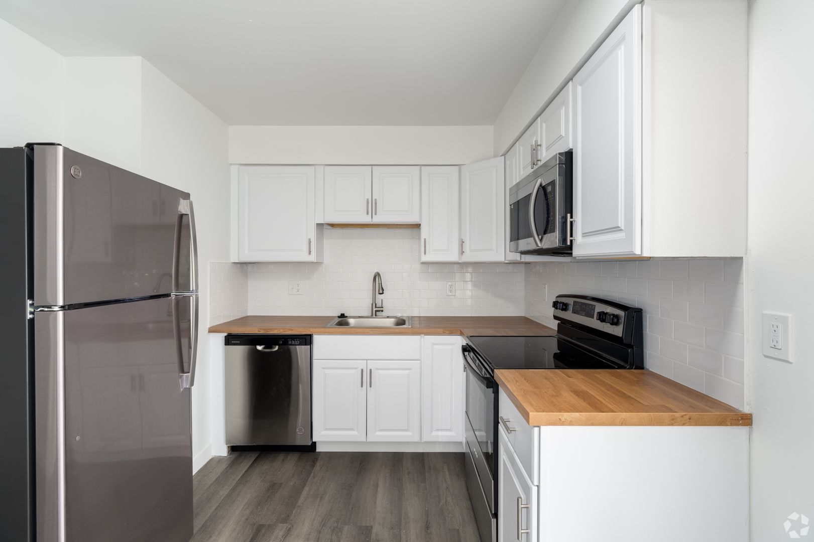 Hazelwood Apartment: 240 Chez Vant Ct.
