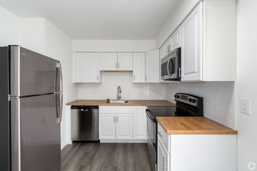 Beautiful Renovated 2 Bedroom/1.5 Bath Townhome half off deposit