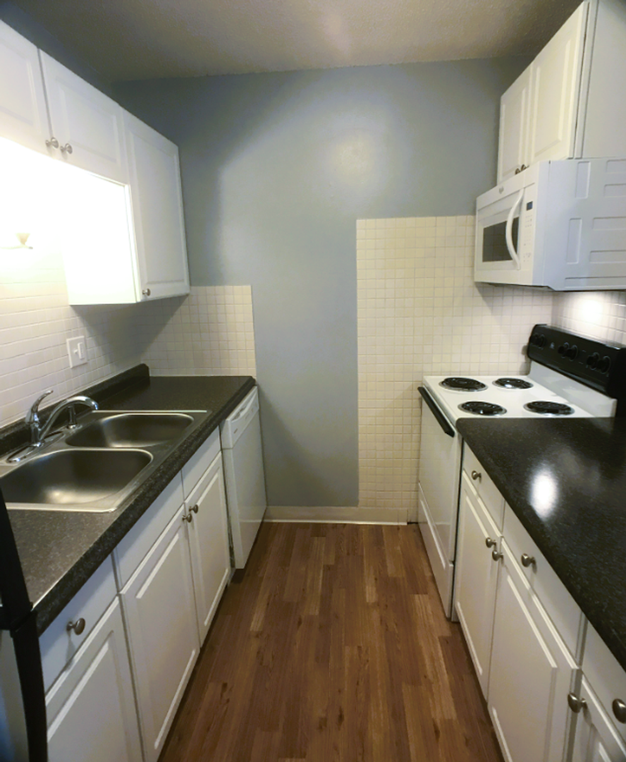 Edwardsville Apartment: 1144 University Dr