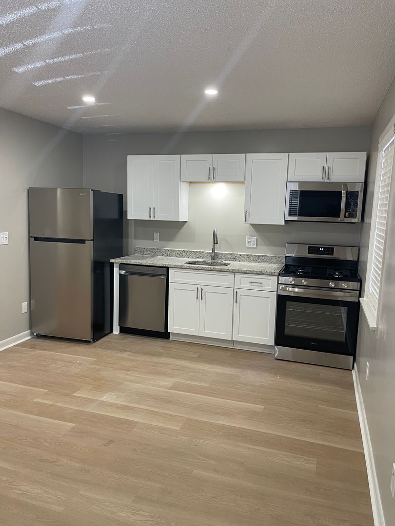 Athens Apartment: 501 Swan Drive