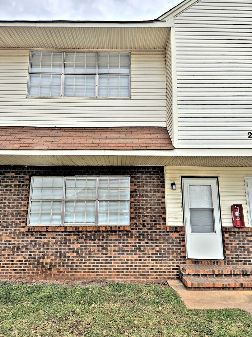 Athens Apartment: 209 Cloverleaf Drive