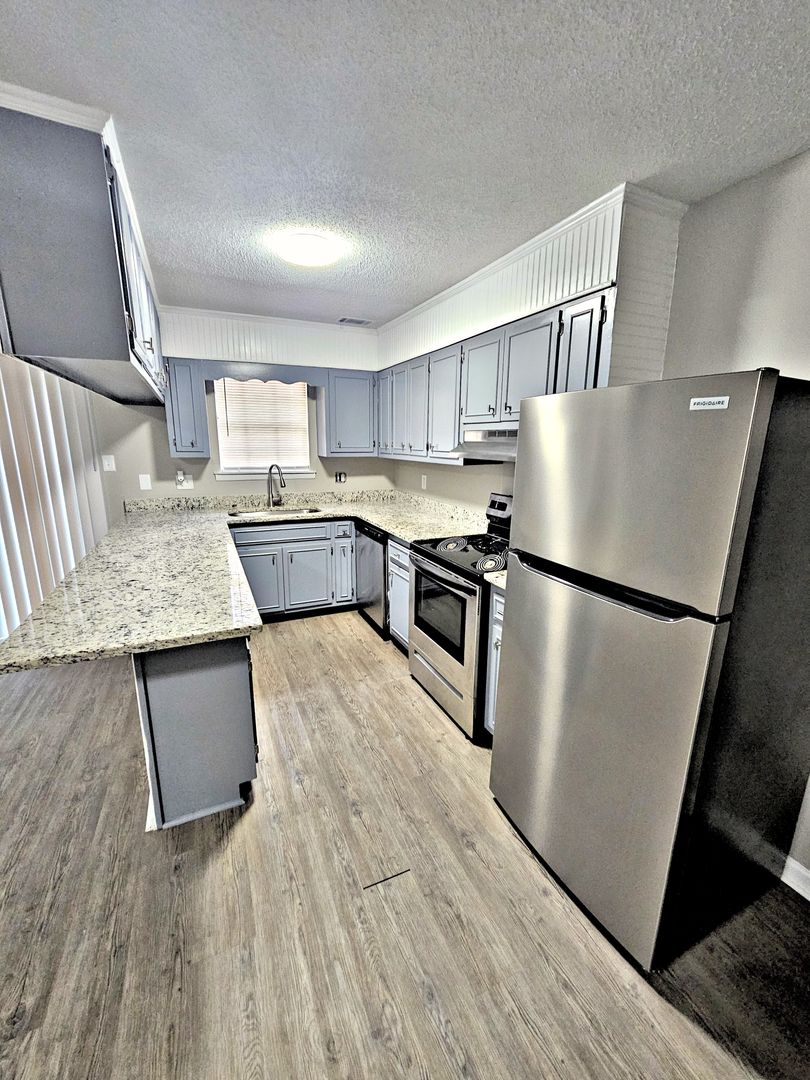 Athens Apartment: 209 Cloverleaf Drive