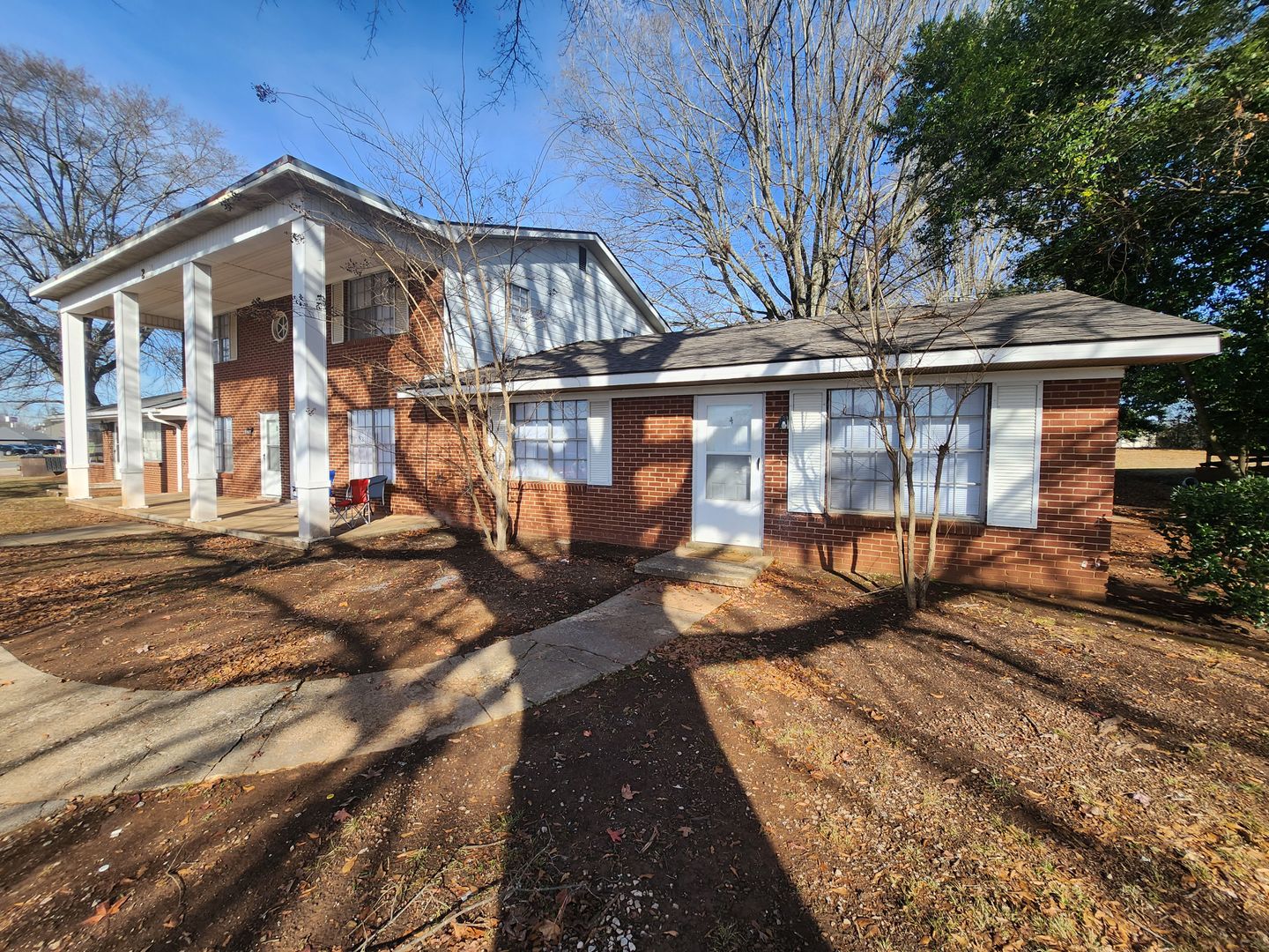 (RCH-41) 207 Cloverleaf Apartments
