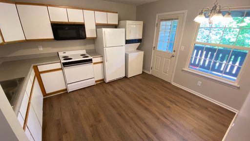 2 Bedroom / 1 Bath, Recently Updated Apartment – photo 1