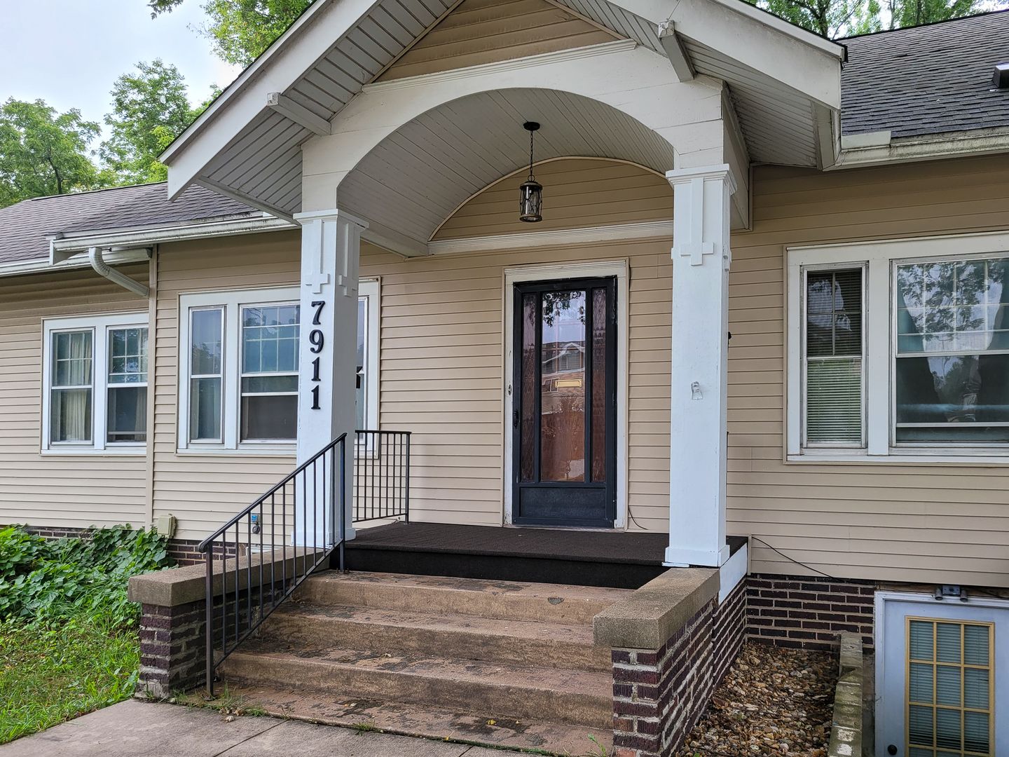 Cedar Falls Apartment: 7911 University Ave.