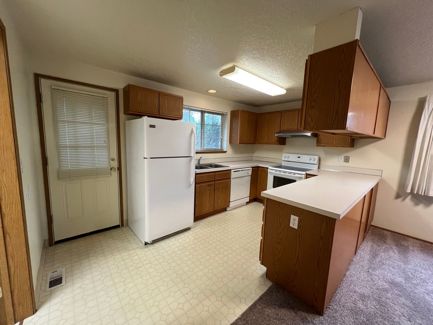 Portland Apartment: 1020 NE 183rd Avenue