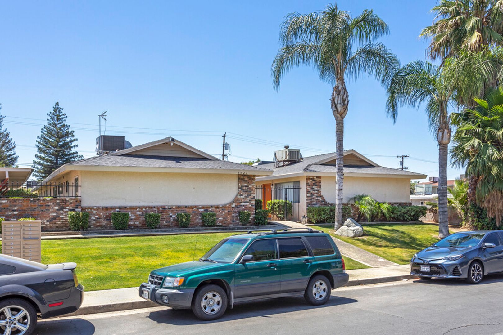 Bakersfield Apartment: 2521 Bishop Dr