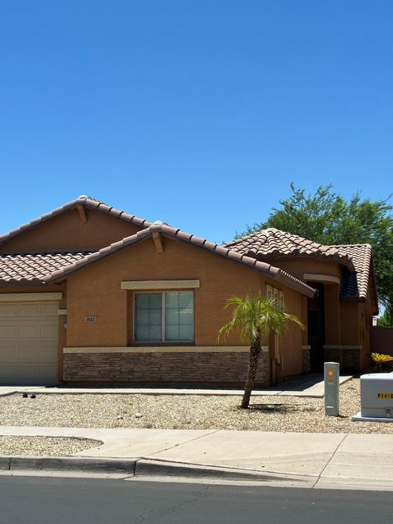 Avondale House: 802 S 112th Ave