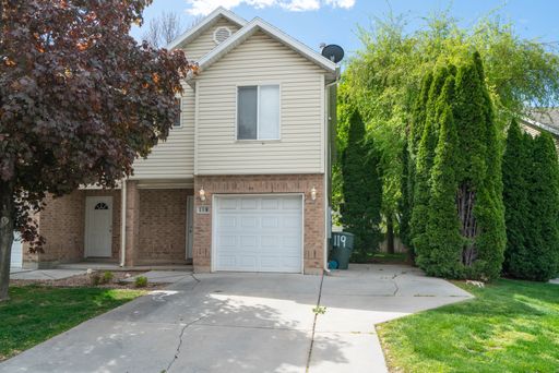 Light-Filled Townhome with Vaulted Ceilings + Utilities Included – photo 1