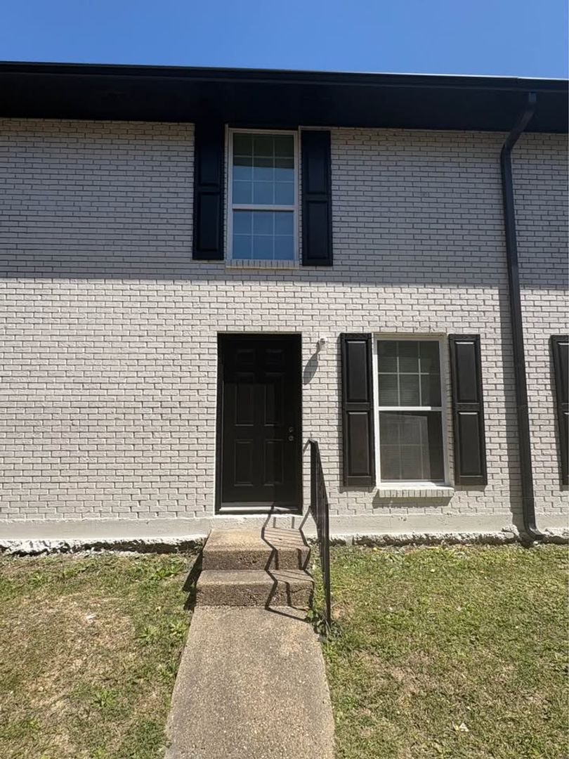 Hattiesburg Townhome: 101 Plantation Place #1