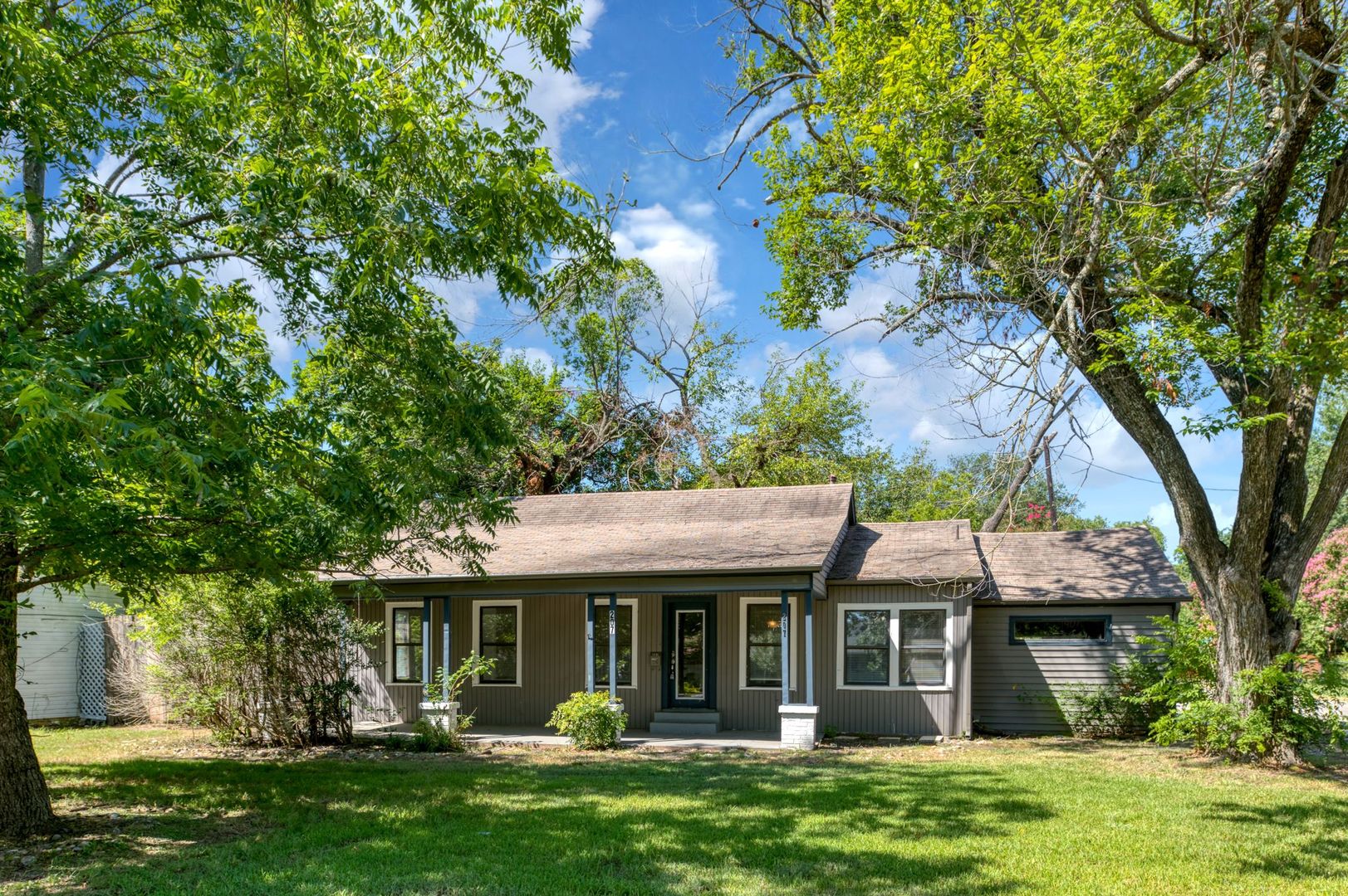 Cozy 3 bedroom, 1 bathroom home located in Terrell, TX!