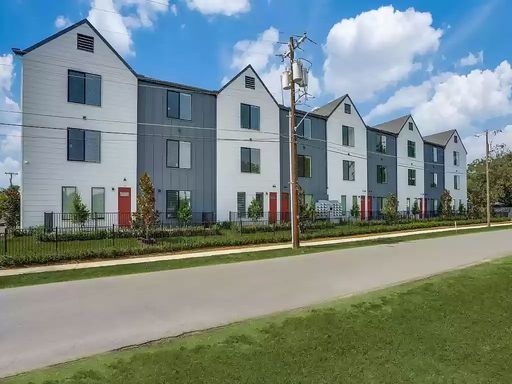 Look and Sign Special! ONE MONTH FREE!* Move in Ready! – photo 1