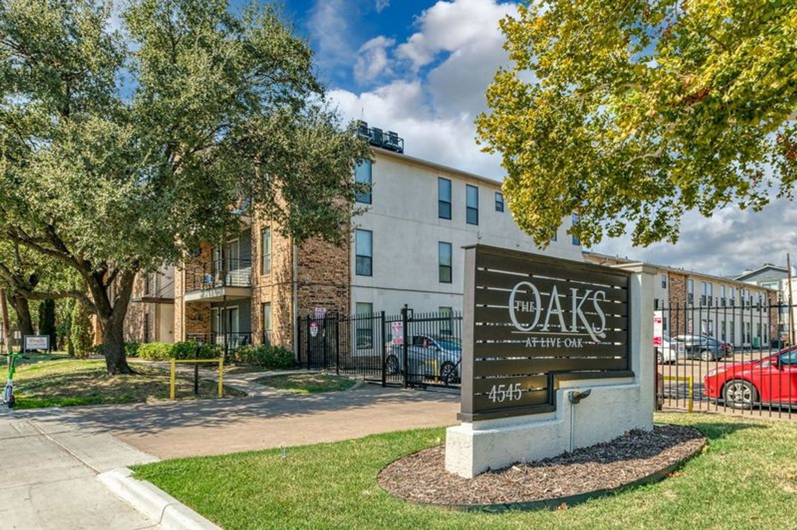 Dallas Apartment: 4545 Live Oak / 1317 Annex