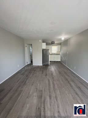 **Monthly Move In Special** Newly Renovated Cozy Studio with Full Kitchen! ~Under New Management