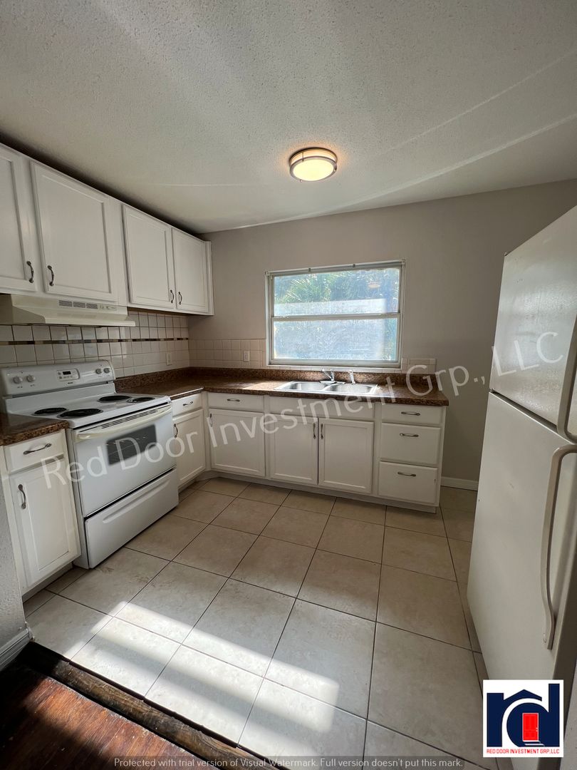 Deland Apartment: 312 W Howry Avenue