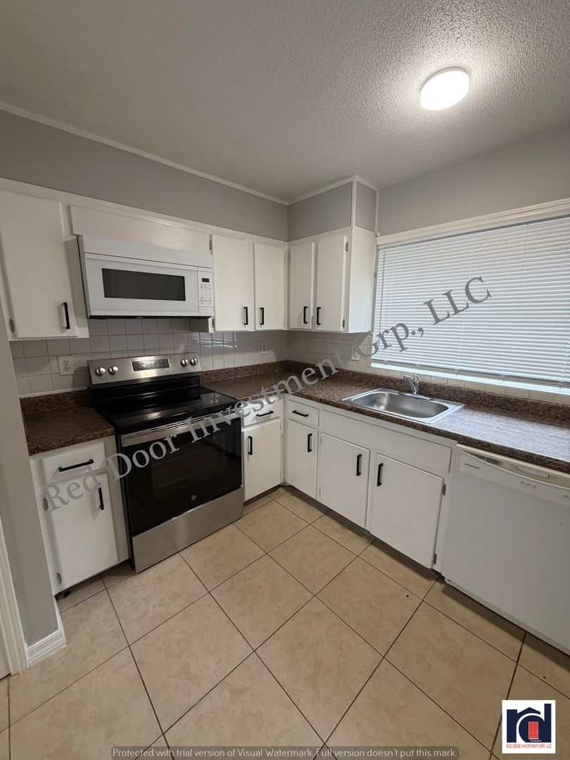 Deland Apartment: 312 W Howry Avenue