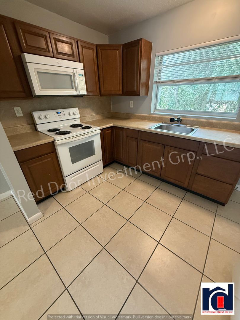 Deland Apartment: 312 W Howry Avenue