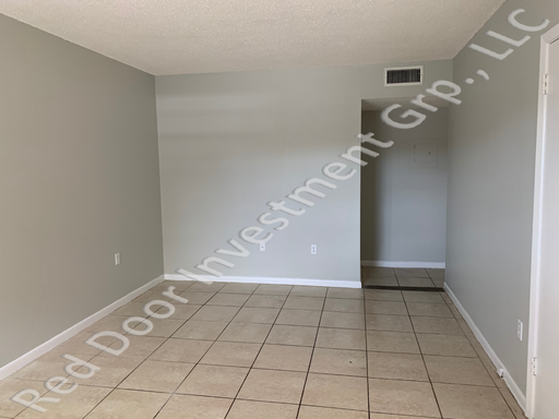 Spacious 1/1 Upstairs Condo - minutes from Downtown Leesburg – photo 1