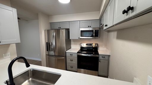 1 bed 1 bath Great location off 2nd and Sable near 6th and I-225 and Aurora Mall – photo 1