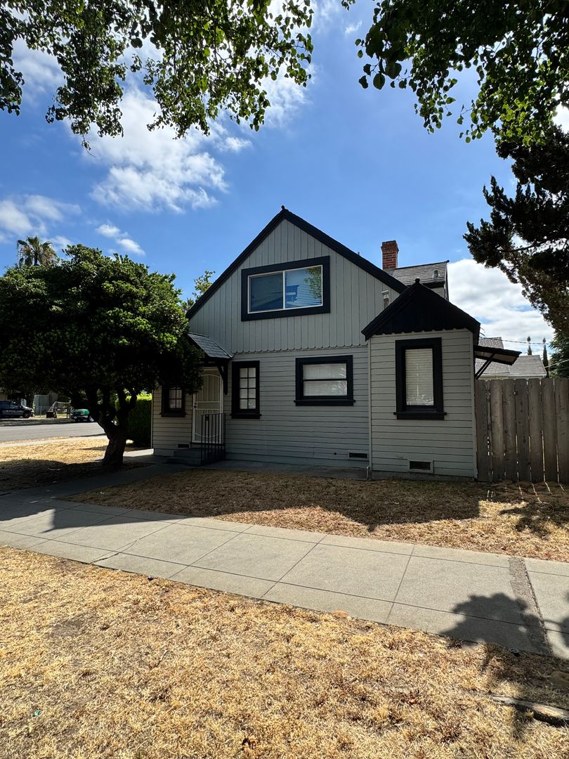 Lodi House: 302 East Locust St