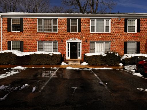 Don't miss this 2nd floor one level condo, located close to the shopping at Stonefield! – photo 1