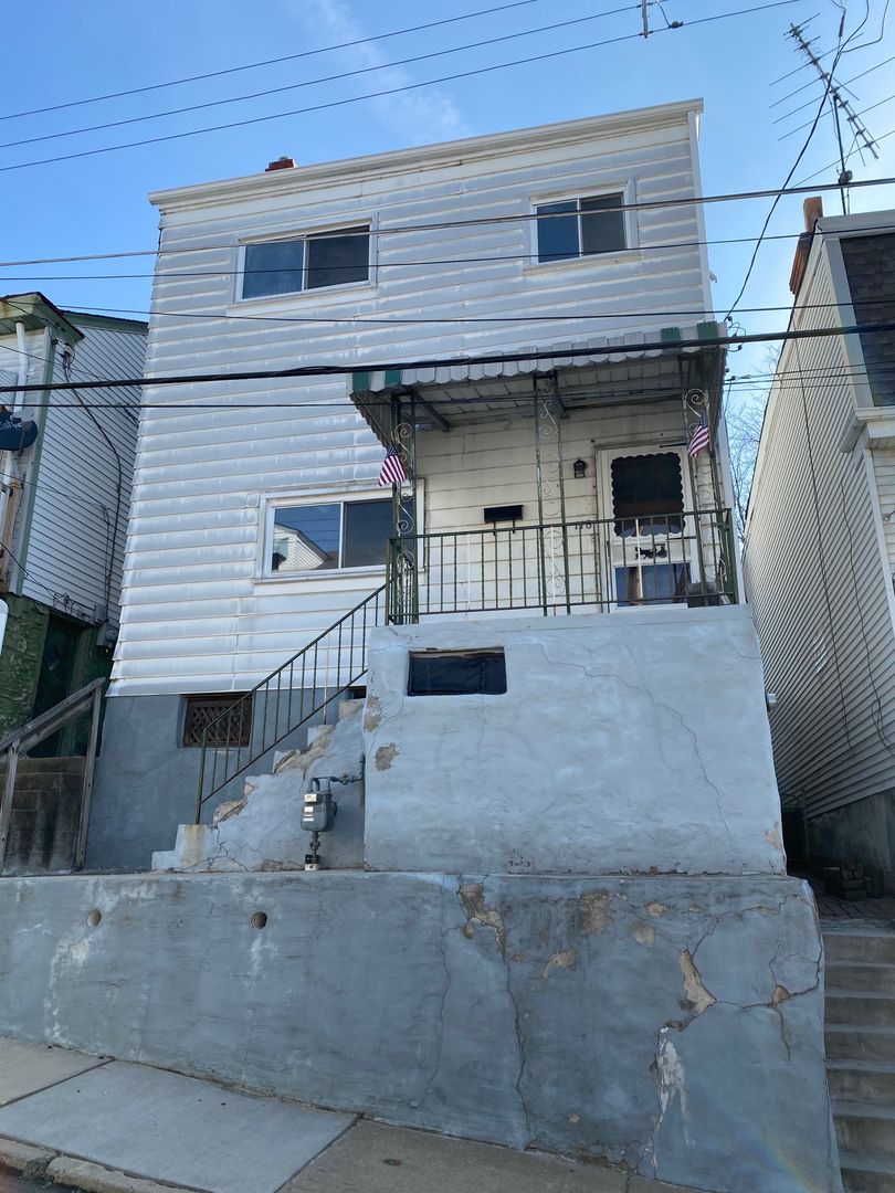 Pittsburgh House: 118 Frederick St