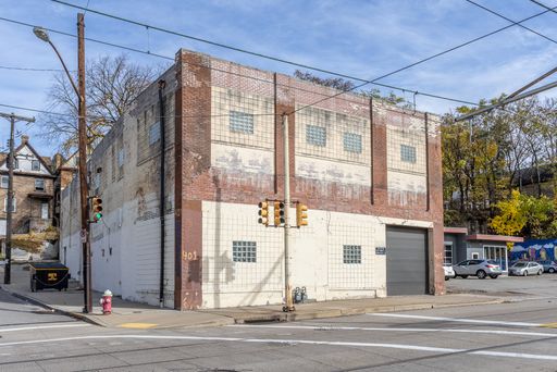 COMMERCIAL WAREHOUSE SPACE AVAILABLE! 2 HUGE GARAGE DOORS! – photo 1