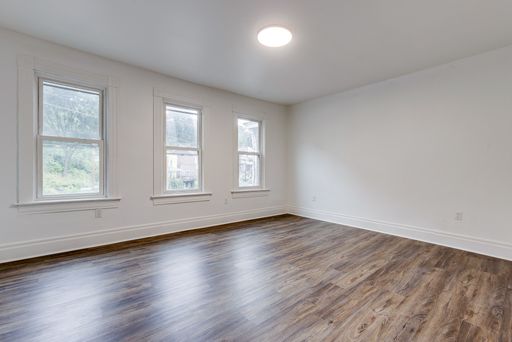 AVAILABLE NOW - Great 1 Bedroom on Bus Line! Ask how you can get up to one month of free rent! – photo 1