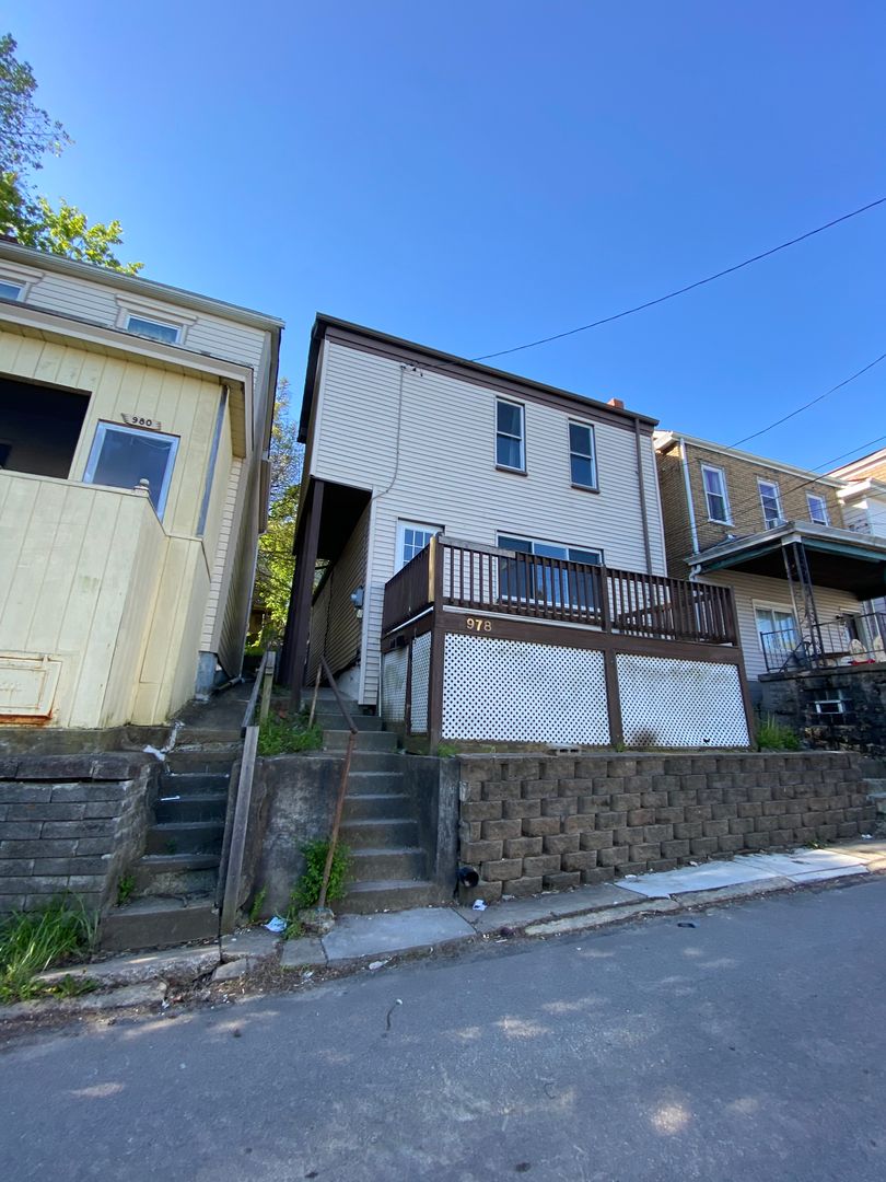 Pittsburgh House: 978 Manton Way