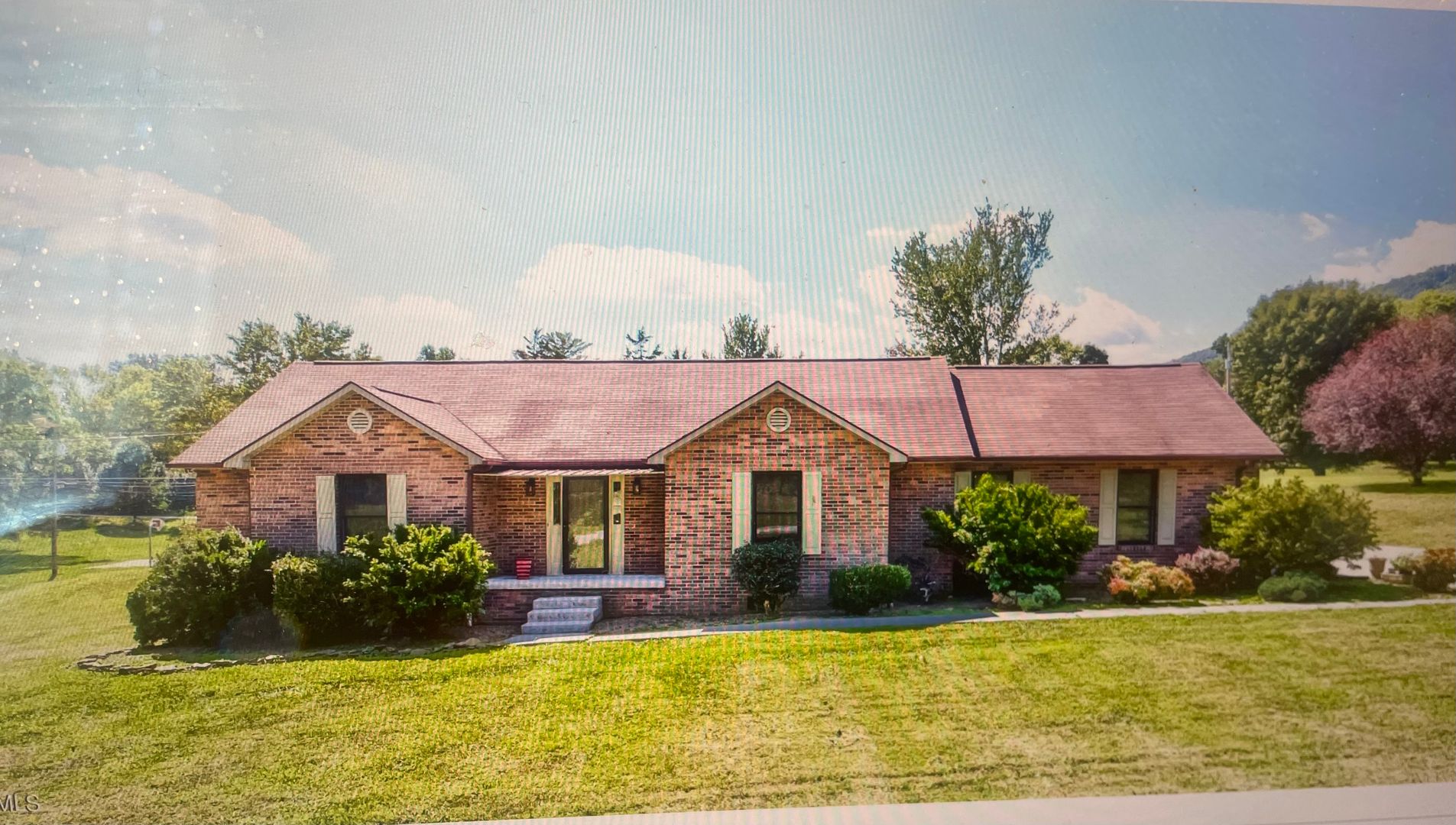 LaFollette 37766 - Charming Ranch-Style 3 bedroom, 2.5 bath home - Contact Lisa Vineyard and Shannon Russell (865) 216-9334