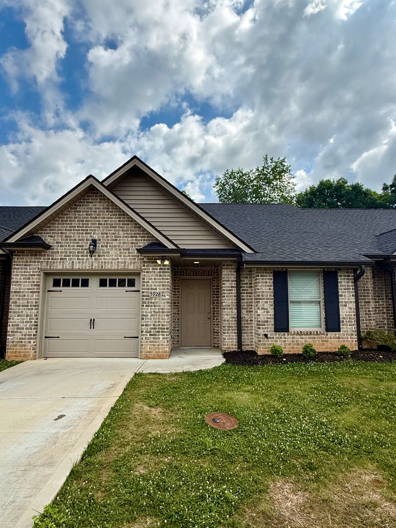 Knoxville House: 5928 Knox Hill Way