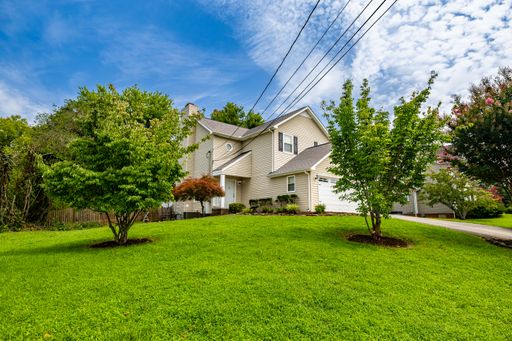 West Knoxville 37922 - Freshly painted and move-in ready, 3-bedroom, 2.5-bath home – photo 1