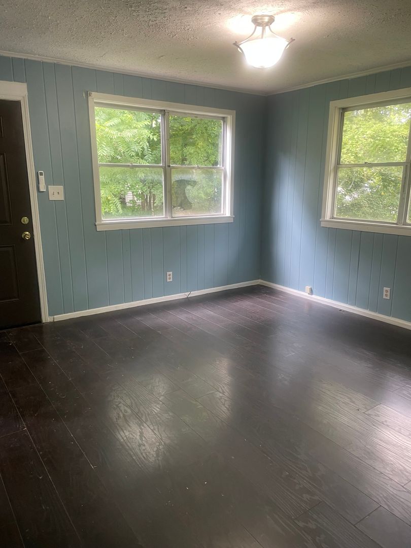 Oak Ridge House: 251 S Dillard Avenue