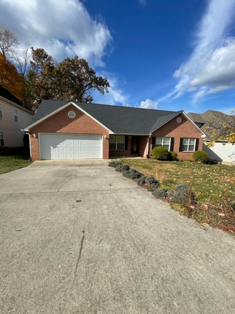 Knoxville House: 11029 Eagle Creek Ln