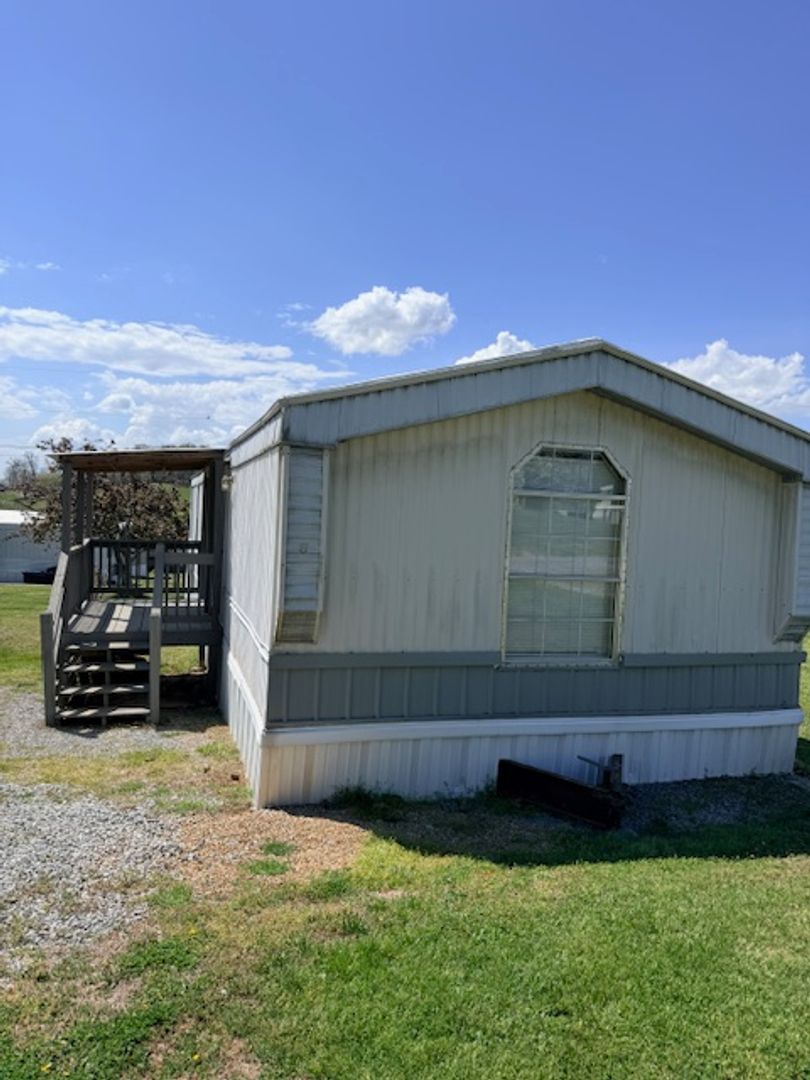 Greenback House: 1366 Maple Lane #8
