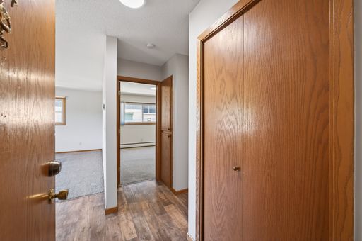 Classic 1 Bedroom, 1 Bathroom Corner Apartment – Bright Top-Floor Home! – photo 1